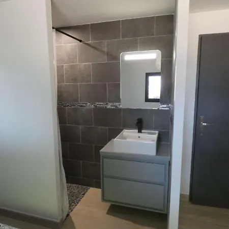 홈스테이 Proche Du Salagou, Agreable Avec Salle D'eau Et Wc Prive *