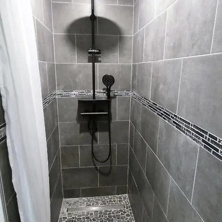 Proche Du Salagou, Agreable Avec Salle D'eau Et Wc Prive 홈스테이