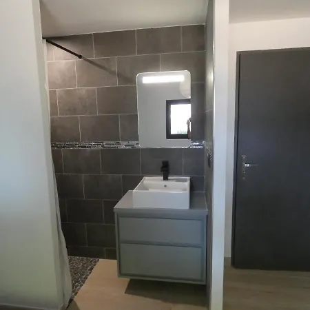 Proche Du Salagou, Agreable Avec Salle D'eau Et Wc Prive Lacoste (Herault)