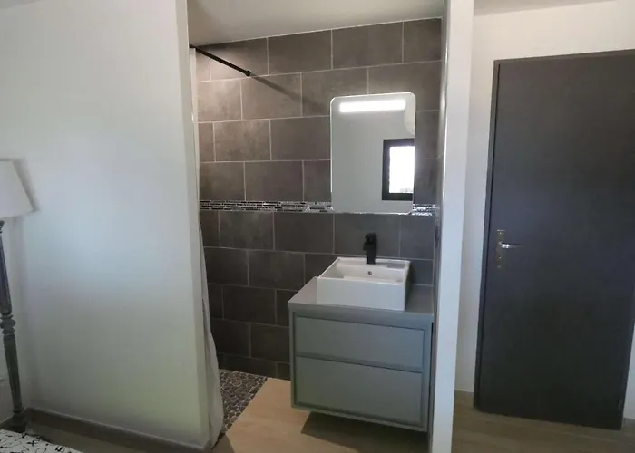 Quarto em Acomodações Particulares Proche Du Salagou, Agreable Avec Salle D'eau Et Wc Prive *