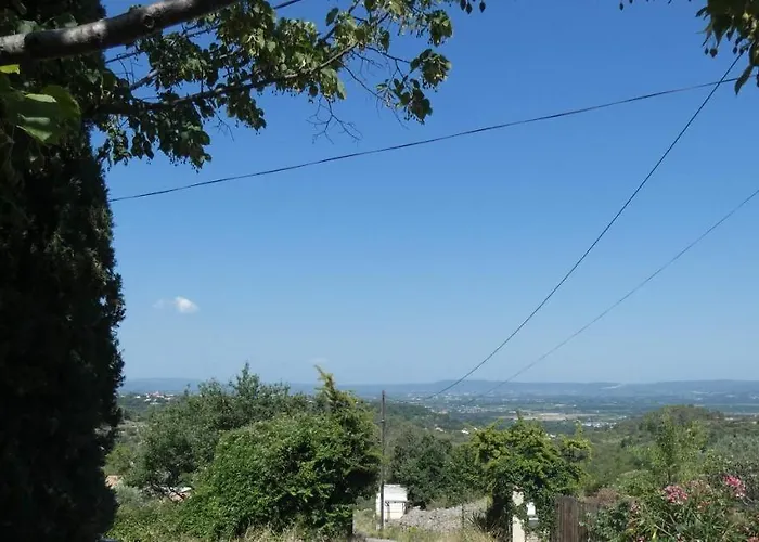 Proche Du Salagou, Agreable Avec Salle D'eau Et Wc Prive * Lacoste (Herault)