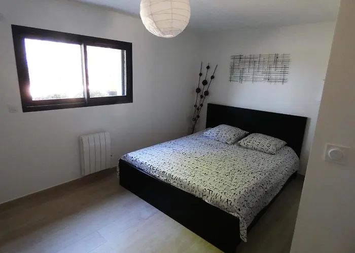 Proche Du Salagou, Agreable Avec Salle D'eau Et Wc Prive *