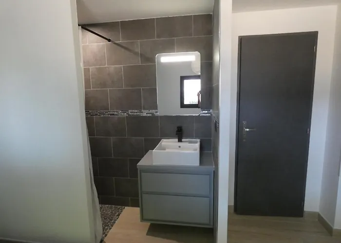 Proche Du Salagou, Agreable Avec Salle D'eau Et Wc Prive Lacoste (Herault)